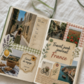 Une vue d'ensemble d'un travel junk journal, ouvert avec des souvenirs de voyages en France