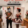 Costume DIY roi et reine des cœurs, avec couronnes et robes flamboyantes.