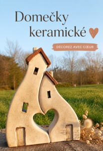 Dôme en céramique colorée sur une étagère décorative.