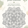 Une femme colorie un mandala apaisant avec des crayons de couleur.