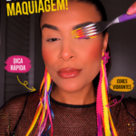 Une femme avec un maquillage coloré et étincelant pour le carnaval, affichant un sourire joyeux.