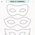 Un ensemble de six masques colorés pour le carnaval sur une table