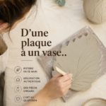 Vase moderne fait main à partir d'une dalle en céramique, décoré avec des fleurs colorées