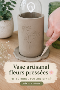 Vase en céramique décoré avec des fleurs pressées, présent dans une ambiance chaleureuse.