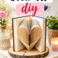 Une création artistique destinée à décorer un intérieur, réalisée à partir de livres recyclés.