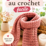 Écharpe au crochet en laine grise posée sur une table en bois.