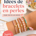 Bracelets en perles colorés exposés sur une table.