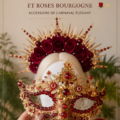 Masque de carnaval rouge et or avec roses sur un fond élégant