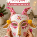 Un masque de Noël coloré décoré de paillettes et de gommettes, prêt à être utilisé lors des festivités.