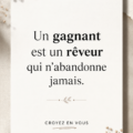 Affiche inspirante de Mandela affichée dans une décoration intérieure chaleureuse.