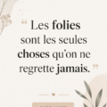 Affiche d'Oscar Wilde 'Les folies de la jeunesse' sur un mur décoré, évoquant la littérature et la créativité.