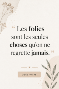Affiche d'Oscar Wilde 'Les folies de la jeunesse' sur un mur décoré, évoquant la littérature et la créativité.