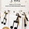 Une table décorée pour un anniversaire artistique, avec des fournitures d'art et des créations colorées.