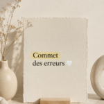 Femme réfléchissant à ses erreurs dans un cadre créatif.