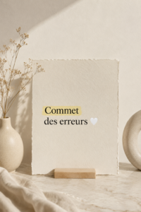 Femme réfléchissant à ses erreurs dans un cadre créatif.