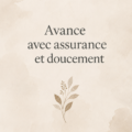 Femme marchant avec assurance et confiance dans un parc ensoleillé.