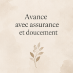 Femme marchant avec assurance et confiance dans un parc ensoleillé.