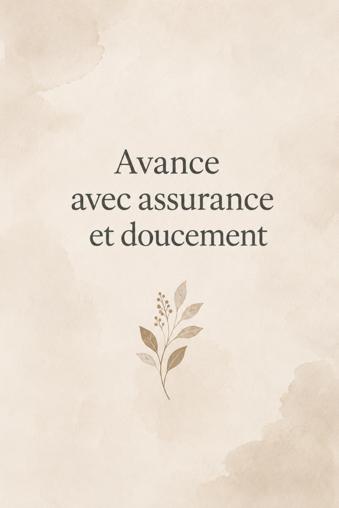 Femme marchant avec assurance et confiance dans un parc ensoleillé.