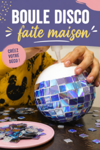 Une magnifique boule disco faite maison suspendue, illuminant un espace de vie.