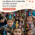 Enfants s'amusant à créer des masques colorés pour le carnaval à l'école.