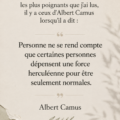 Portrait d'Albert Camus entouré de livres et de notes, symbolisant sa richesse intellectuelle et la profondeur de ses pensées.