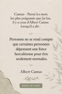Portrait d'Albert Camus entouré de livres et de notes, symbolisant sa richesse intellectuelle et la profondeur de ses pensées.