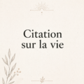 Un joli carnet ouvert avec des citations inspirantes sur la vie écrites à la main.
