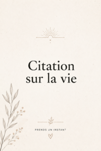Un joli carnet ouvert avec des citations inspirantes sur la vie écrites à la main.