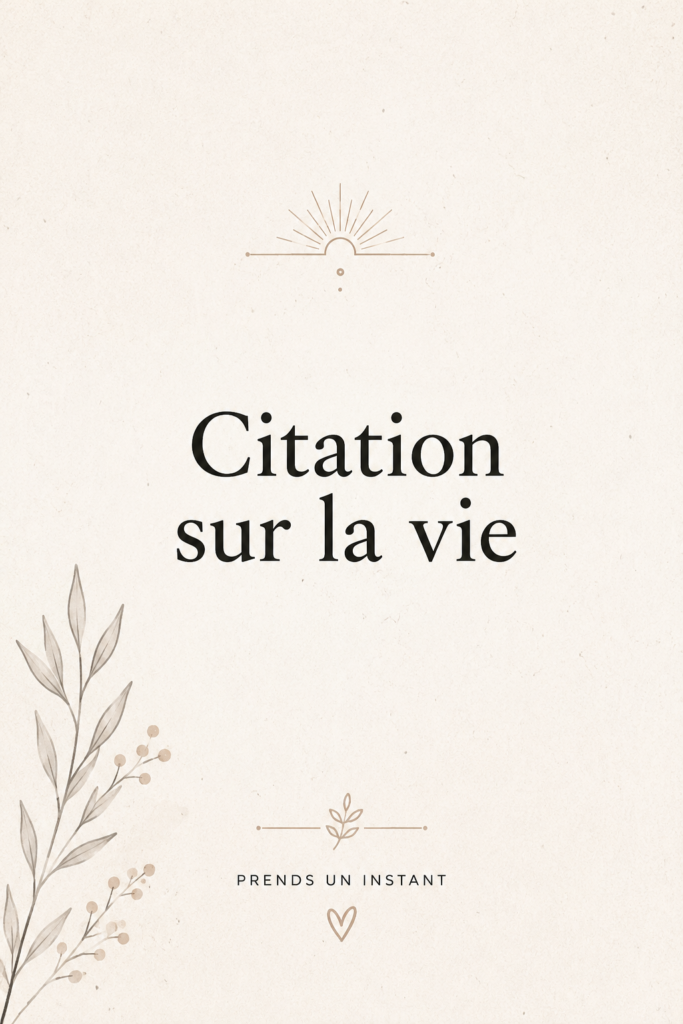 Un joli carnet ouvert avec des citations inspirantes sur la vie écrites à la main.