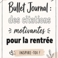 Un Bullet Journal ouvert sur une page avec des citations inspirantes écrites à la main.