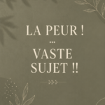 Image d'une femme méditant, illustrant le chemin vers la sérénité face à la peur.