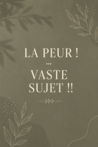 Image d'une femme méditant, illustrant le chemin vers la sérénité face à la peur.