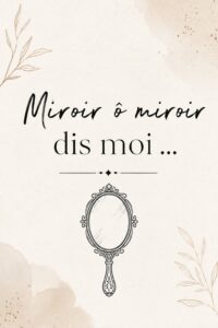 Un miroir décoratif personnalisé accroché au mur dans une belle décoration intérieure.