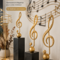 Un intérieur décoré avec des éléments inspirés de la musique, comme des notes et instruments.