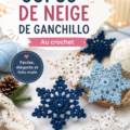 Des flocons de neige au crochet présentés sur un fond hivernal, ajoutant une touche de magie.