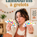 Mini tambourins à grelots colorés sur un fond de table en bois.