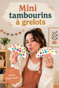Mini tambourins à grelots colorés sur un fond de table en bois.