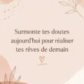Femme souriante sur un fond inspirant, symbole de confiance en soi et réalisation de rêves.
