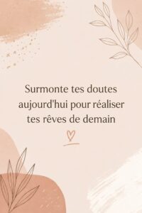 Femme souriante sur un fond inspirant, symbole de confiance en soi et réalisation de rêves.