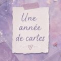 Une image colorée de plusieurs cartes faites main, disposées sur une table de travail créatif.