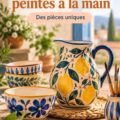 Céramiques peintes à la main sur une table en bois, prêtes à être exposées
