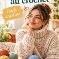 Col roulé au crochet coloré exposé sur une table en bois