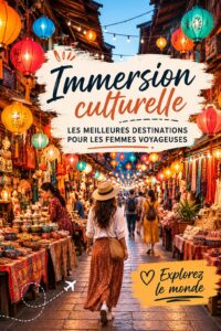 Femme explorant des rues colorées et riches en culture lors de son voyage.