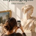 Photo d'une femme prenant une photo d'une œuvre d'art dans un musée.